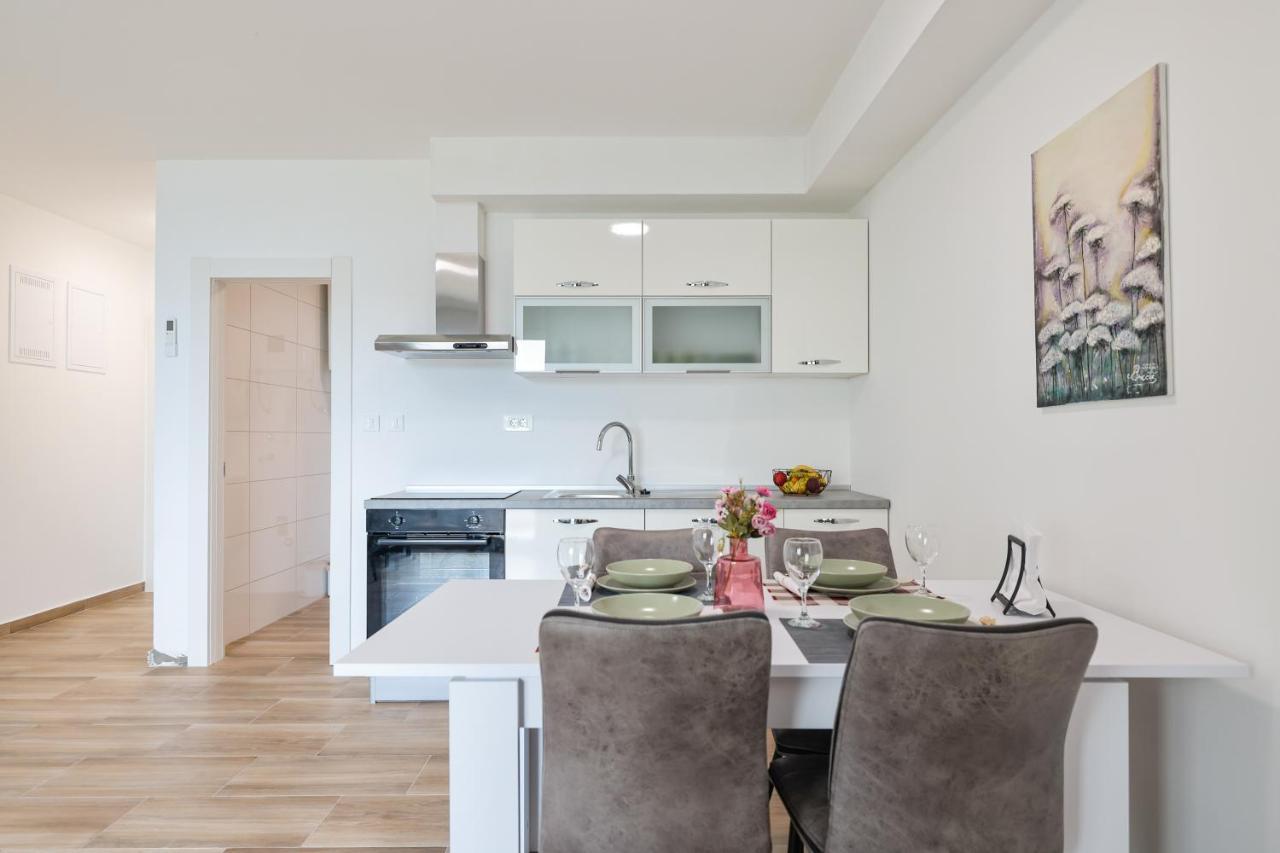 Beachfront Apartments Tic With Seaview Miletici Exterior photo