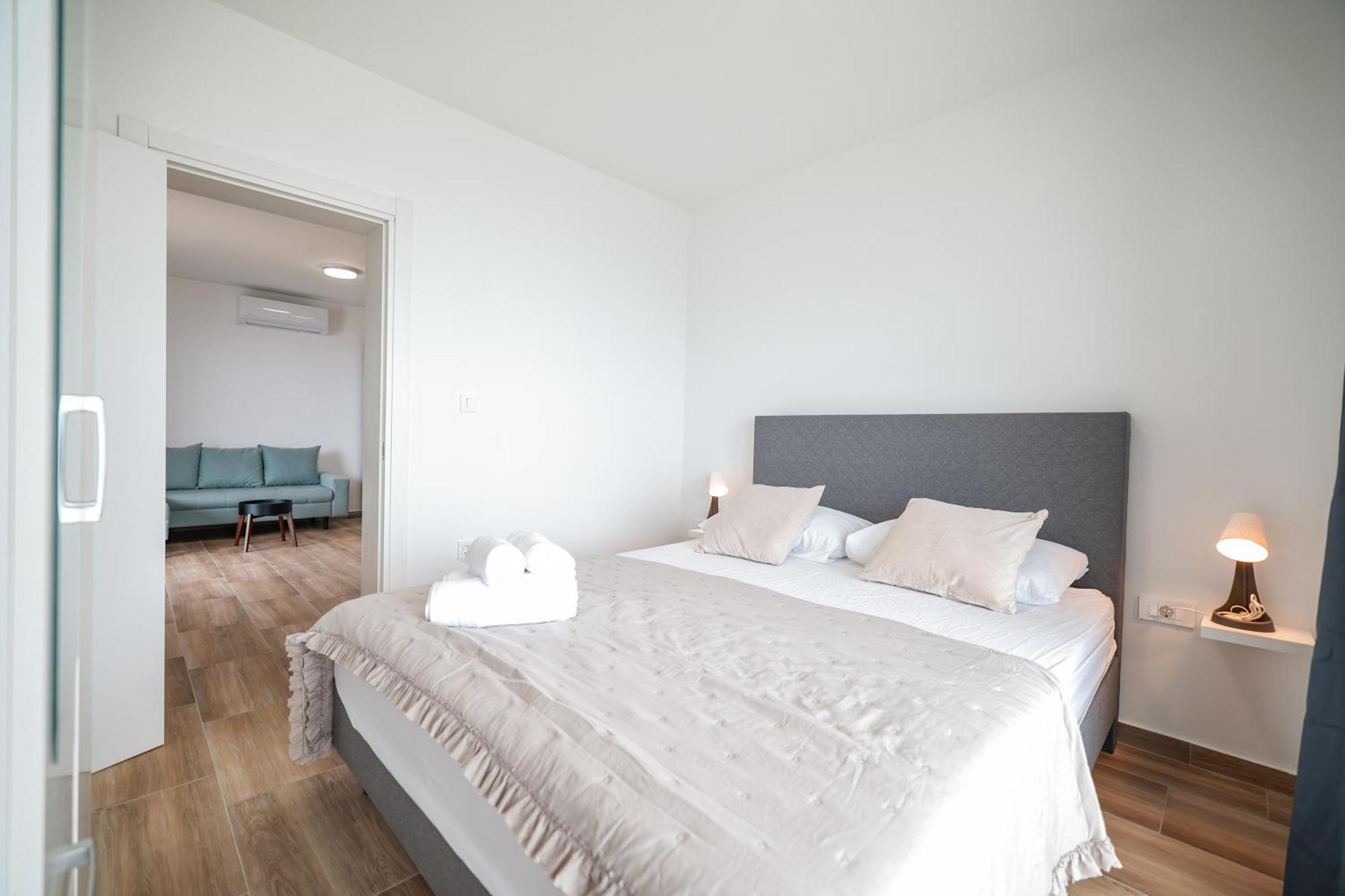 Beachfront Apartments Tic With Seaview Miletici Exterior photo