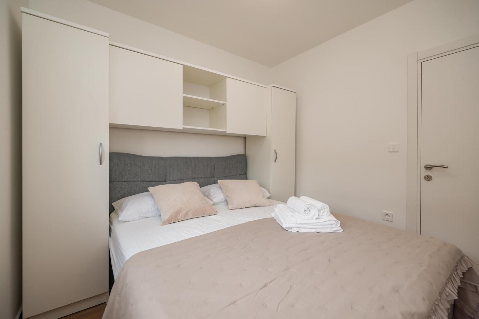 Beachfront Apartments Tic With Seaview Miletici Exterior photo